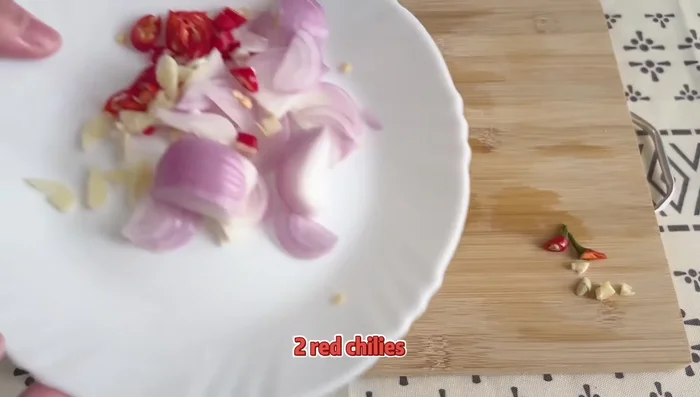 Prepare the lamb: Cut onion, garlic, and chilies. Chop coriander. Slice lamb thinly across the grain, wash, and squeeze out water. Marinate lamb with onion, garlic, chilies, and coriander.