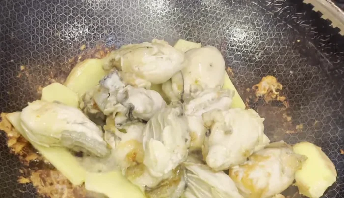 Stir-fry ginger until aromatic.