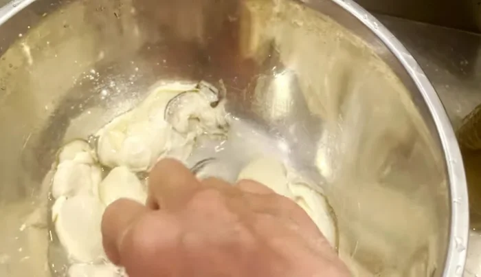 Clean the oysters by rinsing them with water and using cornstarch to remove impurities.