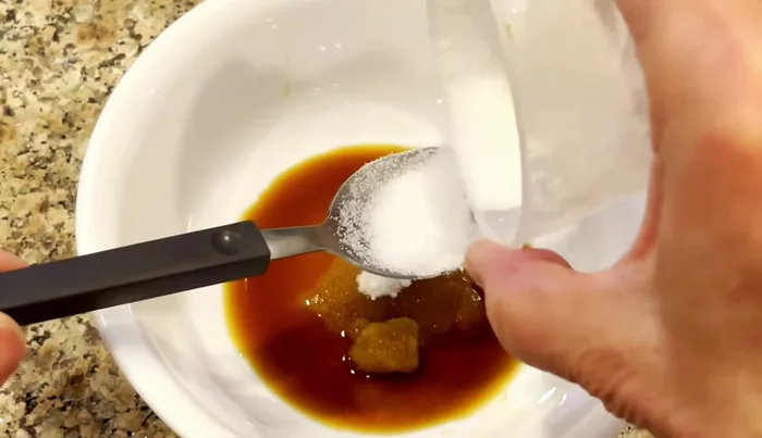 Prepare the sauce: Mix soy sauce, sugar, oyster sauce, cornstarch, white pepper, and salt (use sparingly).