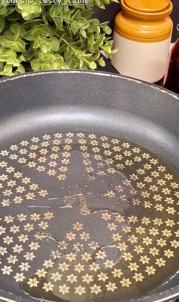 Heat some oil in a pan. Add finely chopped tomatoes and cook until soft.