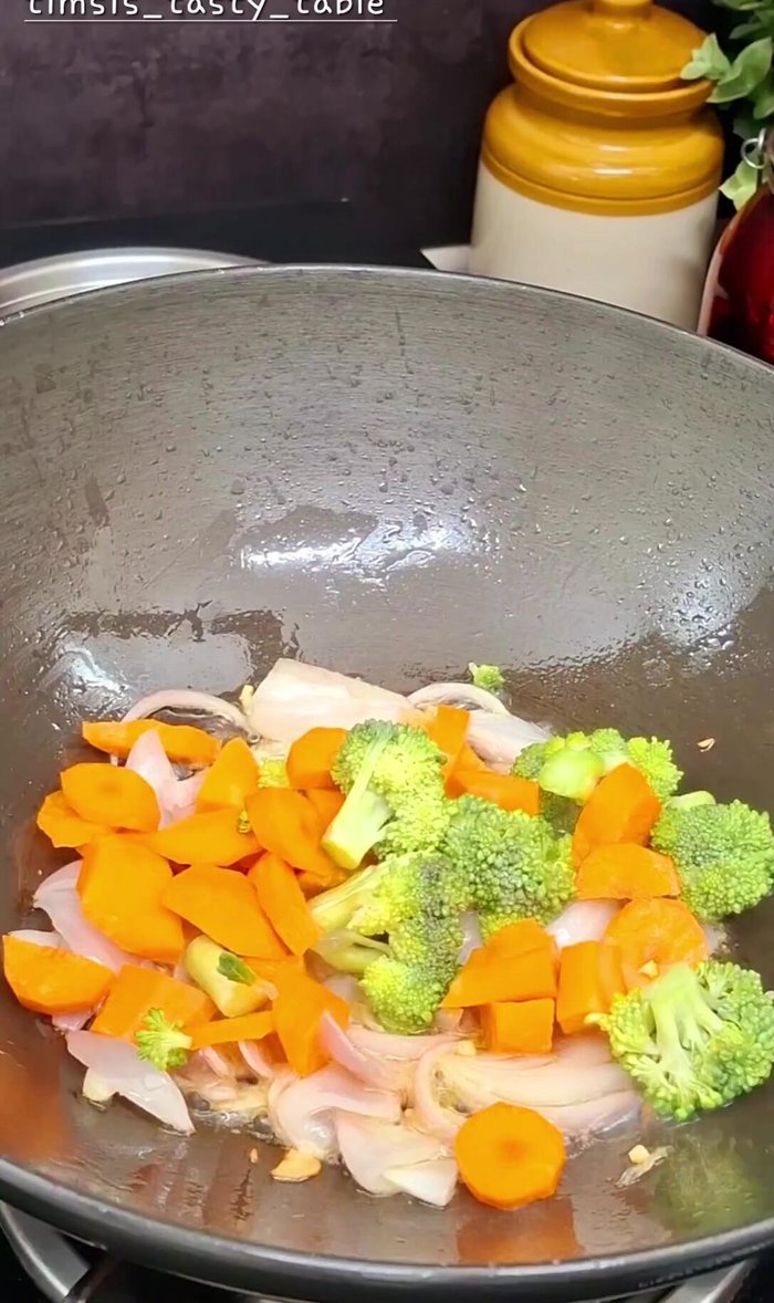 Add broccoli and carrots. You can use any vegetables of your choice.