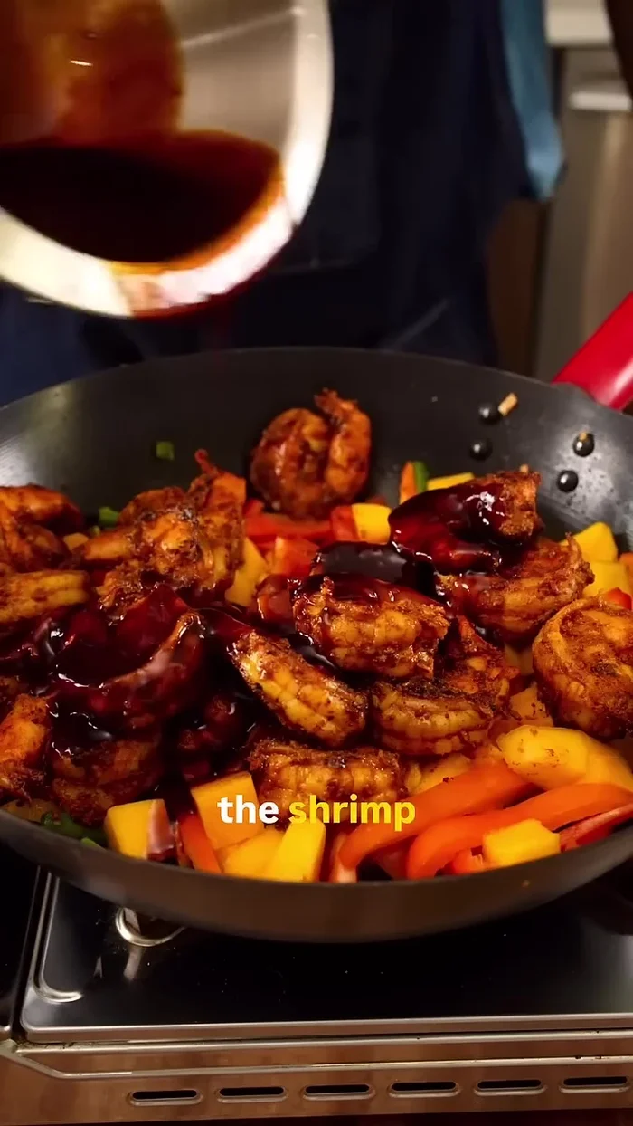Return the shrimp to the pan, pour the sauce over, and stir-fry until coated and glossy.
