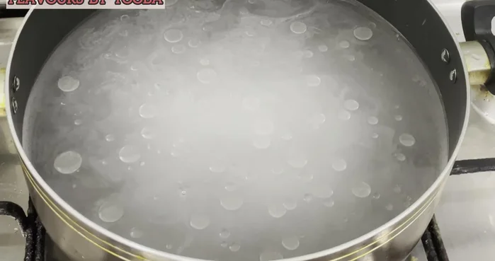 Cook rice with oil and salt until boiled. (192)