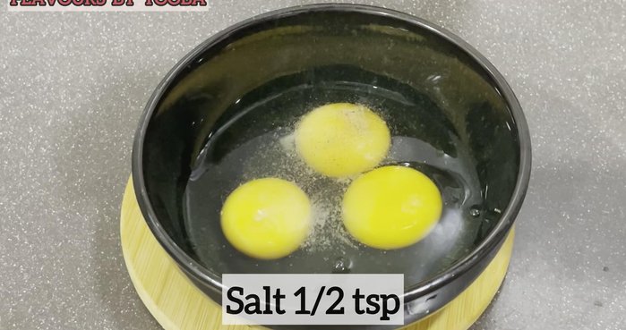 Prepare scrambled eggs with salt and pepper. (200.959)