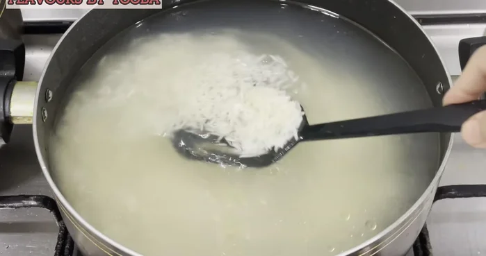 Add soaked rice to the boiling water and cook until tender. (212.72)