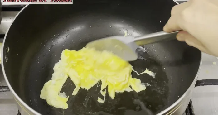 In a pan, scramble the eggs. (237.04)