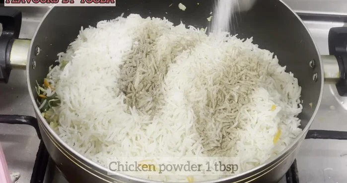Add cooked rice, black pepper powder, salt, chicken powder, vinegar, soy sauce, and white pepper. Gently toss to combine. (306.96)