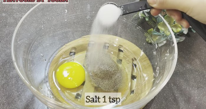 Marinate chicken with eggs, black pepper powder, salt, crushed chili, soy sauce, vinegar, oyster sauce (optional), and corn flour. Add crushed garlic. Marinate for 20 minutes. (27.68)