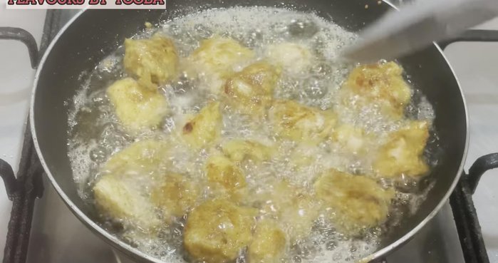 Heat oil in a pan. Fry the marinated chicken pieces one by one until golden brown and cooked through (avoid overcrowding). (83.6)
