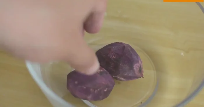 Assemble the dumplings. If using wrappers, fill them with cooked tapioca pearls and any desired fillings. If not using wrappers, shape the cooked tapioca pearls into desired forms.