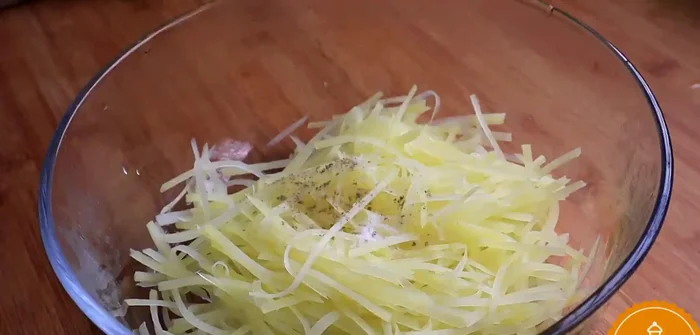 Heat oil in a frying pan.