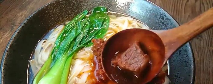 Assemble the soup: Place the cooked noodles in bowls, top with the braised beef brisket, and ladle the flavorful soup over the noodles.