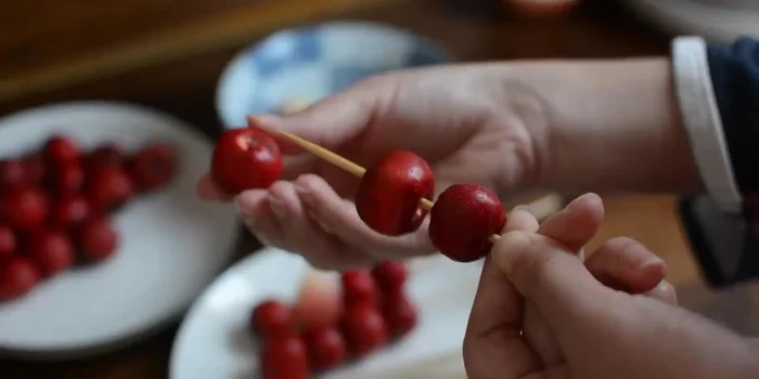 Cook the syrup: Continue heating, without stirring, until the syrup reaches the hard-crack stage (approximately 300°F or 150°C on a candy thermometer). If you don't have a thermometer, you can test the syrup by dropping a small amount into cold water – it should form a hard, brittle thread.