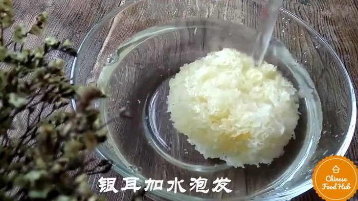 Prepare the snow fungus and purple potato. Wash and soak the snow fungus.