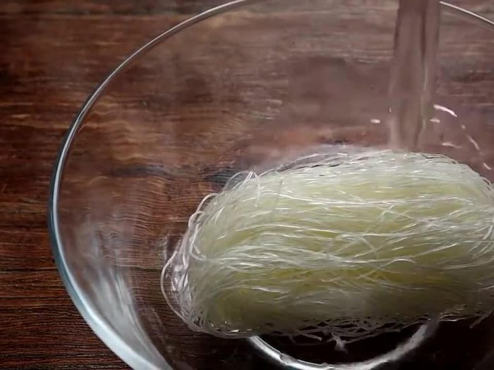 Prepare the clams by cleaning and rinsing them thoroughly.