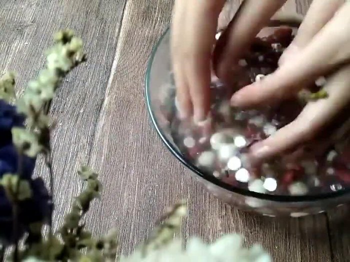 Combine rice and water in a pot.