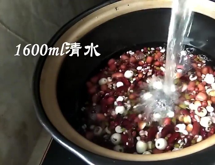 Bring to a boil, then reduce heat and simmer for about an hour, or until rice is cooked through and congee is creamy.
