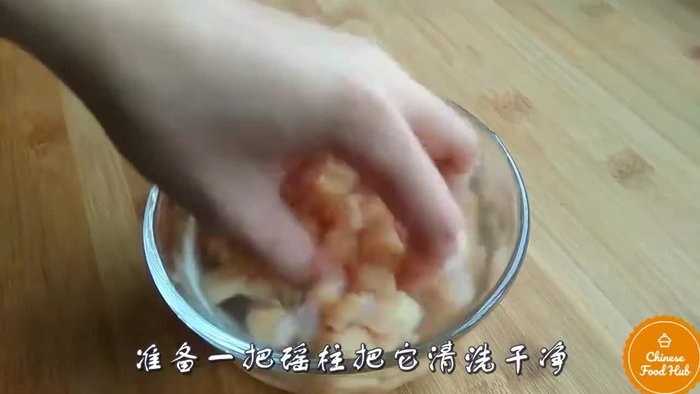 Prepare the beef and dried scallops. (Wash and chop the beef into bite-sized pieces. Soak the dried scallops in warm water until softened.)