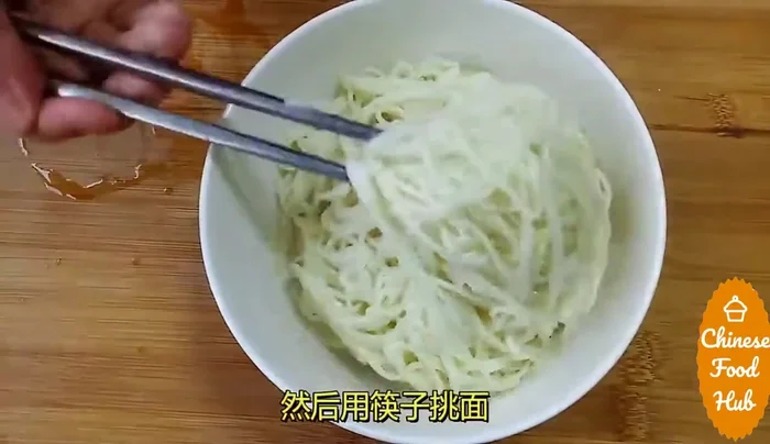 Prepare the sauce: Mix sesame oil, soy sauce, chili oil, minced garlic, minced ginger, chopped scallions, and other desired spices and seasonings. (This step is implied, quantities and specific ingredients are unknown.)