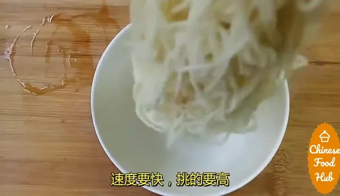 Add cooked noodles to the bowl. (This step is implied.)