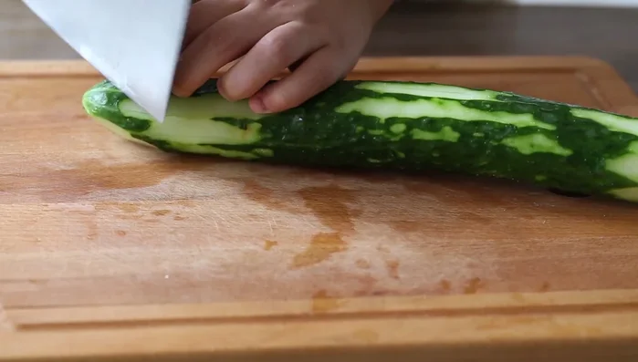 Chop or mince the garlic.