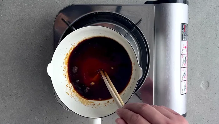 Sear the chicken and sausage in oil. Remove it from the clay pot.