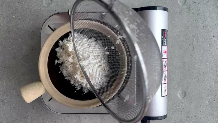 Add rice to the pot and stir-fry gently, then add water according to the rice-to-water ratio of your choice, usually a 1:1.2 ratio.