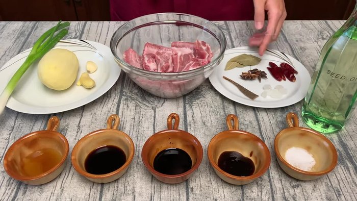Prepare the pork ribs: Wash and chop the pork ribs into bite-sized pieces.