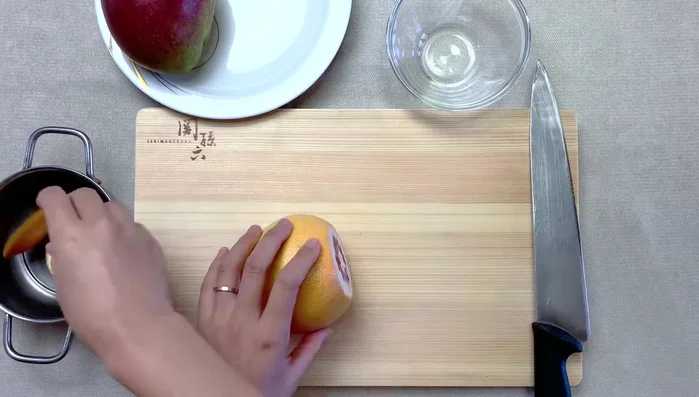 Combine the mango, pomelo, sago pearls and cooled syrup in a bowl.