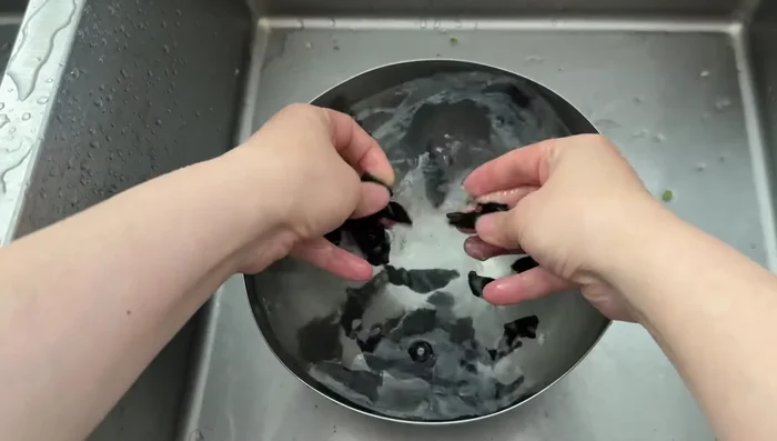 Soak and rehydrate the black fungus, then boil for 5 minutes. Slice into thin strips.