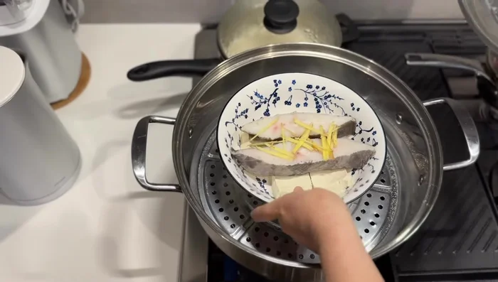 Place the bowl in a boiling steamer, cover, and steam for 10 minutes until fully cooked.
