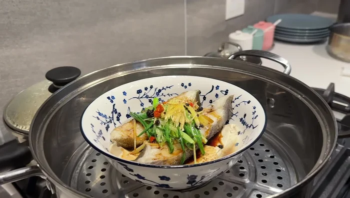 Finish with 2-3 tablespoons of steamed fish soy sauce.