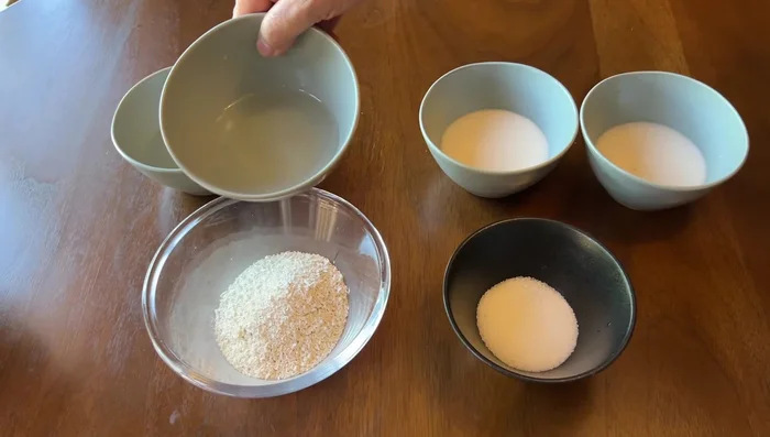 White Layer: In a pot, combine one part water chestnut starch with two parts of the coconut milk mixture. Mix and sift.