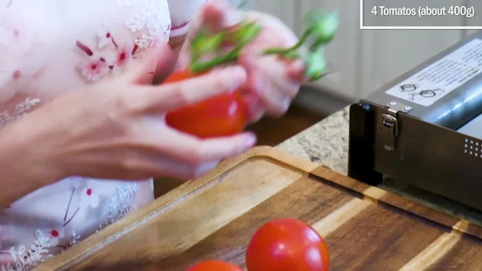 Cut tomatoes across the surface. Soak in boiling water for 30 seconds to easily peel the skin (optional). Roughly dice the tomatoes.