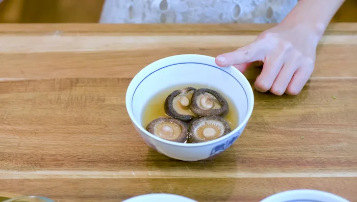 Soak the dried shiitake mushrooms for 2 hours. Squeeze out excess water and thinly slice them. Save the soaking liquid.