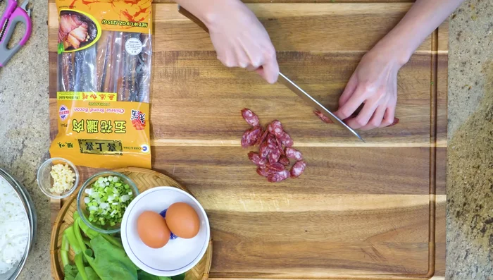 Cut the Cantonese sausage and cured pork belly into thin slices at a 45-degree angle. Remove the skin from the pork belly.