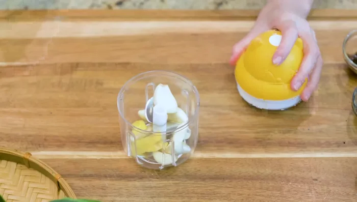 Blend garlic and ginger in a mini blender.