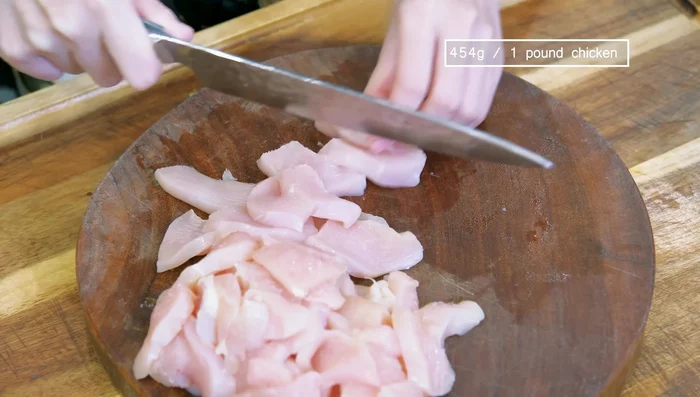 Cut chicken breast in half, then slice into 1/3-inch thick pieces. Marinate with Chinese cooking wine, salt, soy sauce, 2 tbsp cornstarch, and egg white. Mix well.