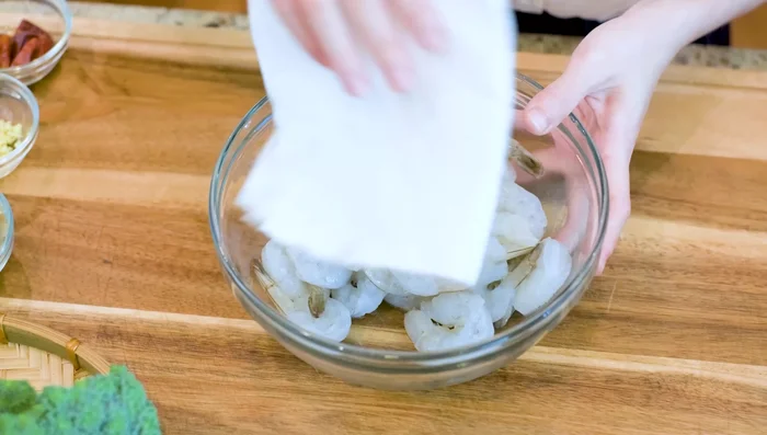 Pat dry 14 ounces of peeled and deveined shrimp with paper towels. Season with 1/4 teaspoon salt, 1 teaspoon paprika, 1/3 teaspoon black pepper, and a drizzle of vegetable oil. Set aside.