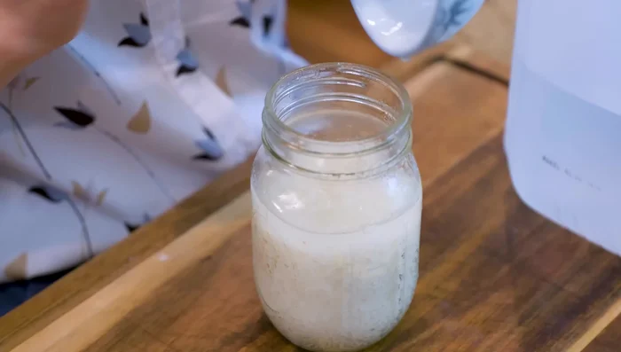 Pour the yeast water into the rice jar, put on the lid, and twist it almost all the way. Give it a swirl, then slightly untwist to allow micro air exchange.