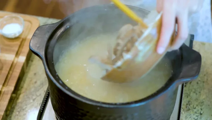 Add sliced mushrooms and ginger to the rice porridge.