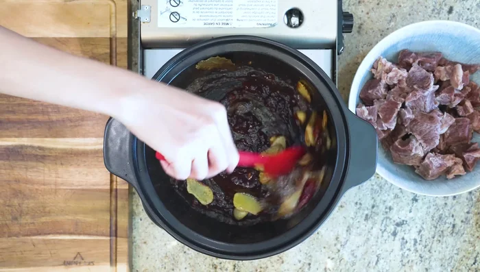 Add sauce and beef: Add the sauce to the pot and stir for a few minutes. Add the blanched beef, mixing until coated. Scrape the bottom of the pot.