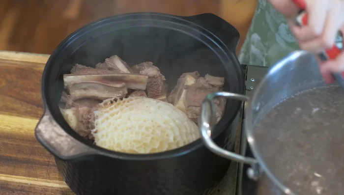 Transfer the blanched beef to a clay pot. Add 2-3 liters of water, bring to a boil over high heat (without the lid).