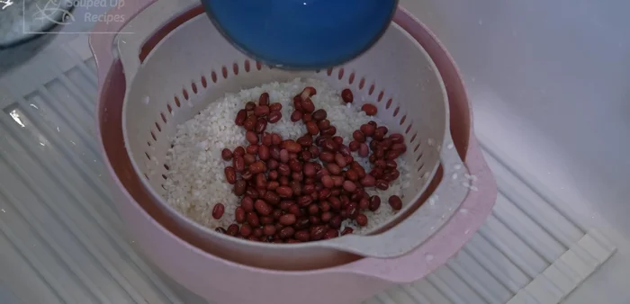 Rinse the soaked rice and red beans and drain excess water.