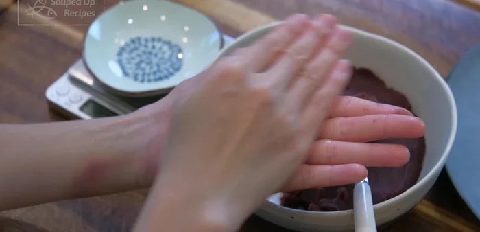 Prepare the red bean paste filling; divide into 16 equal pieces and roll into balls.