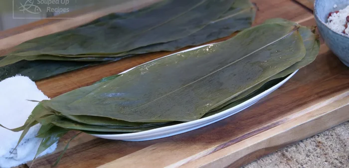 Prepare bamboo leaves: remove from water, wipe dry, and keep them damp with a clean towel.