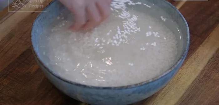 Soak glutinous rice and red beans overnight.