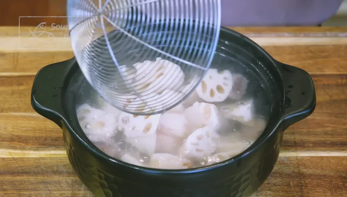 Add the blanched ribs, lotus root, ginger, white part of scallions, white peppercorns, and jujube dates to the pot.
