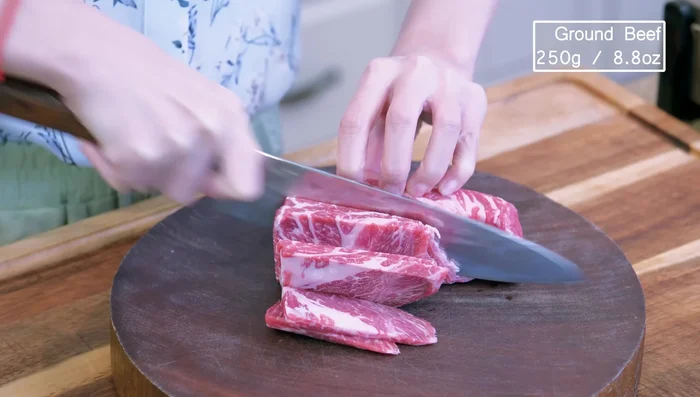 Dice the beef chuck. Season with salt, soy sauce, and Chinese cooking wine. Mix well.